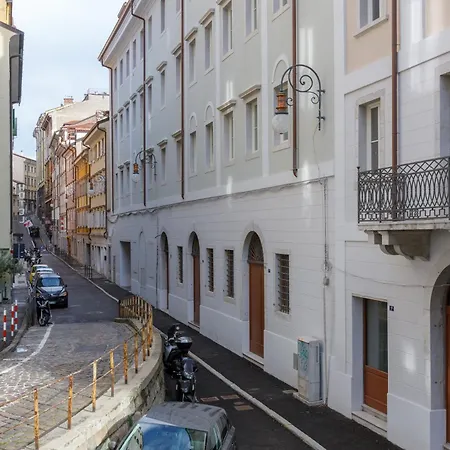 Tra Bora E Poesia, Casa Baudelaire A *